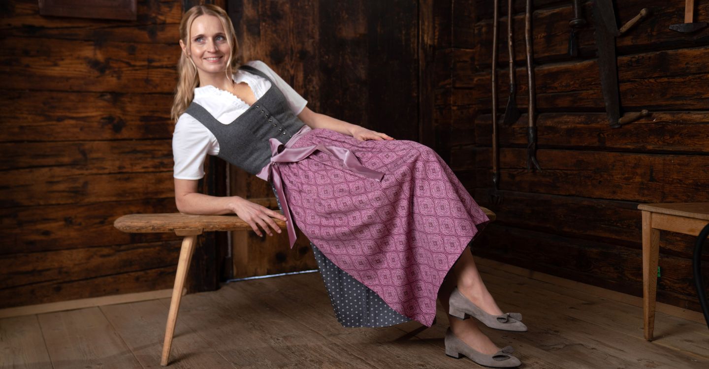 Frau in traditioneller Kleidung mit violettem Rock
