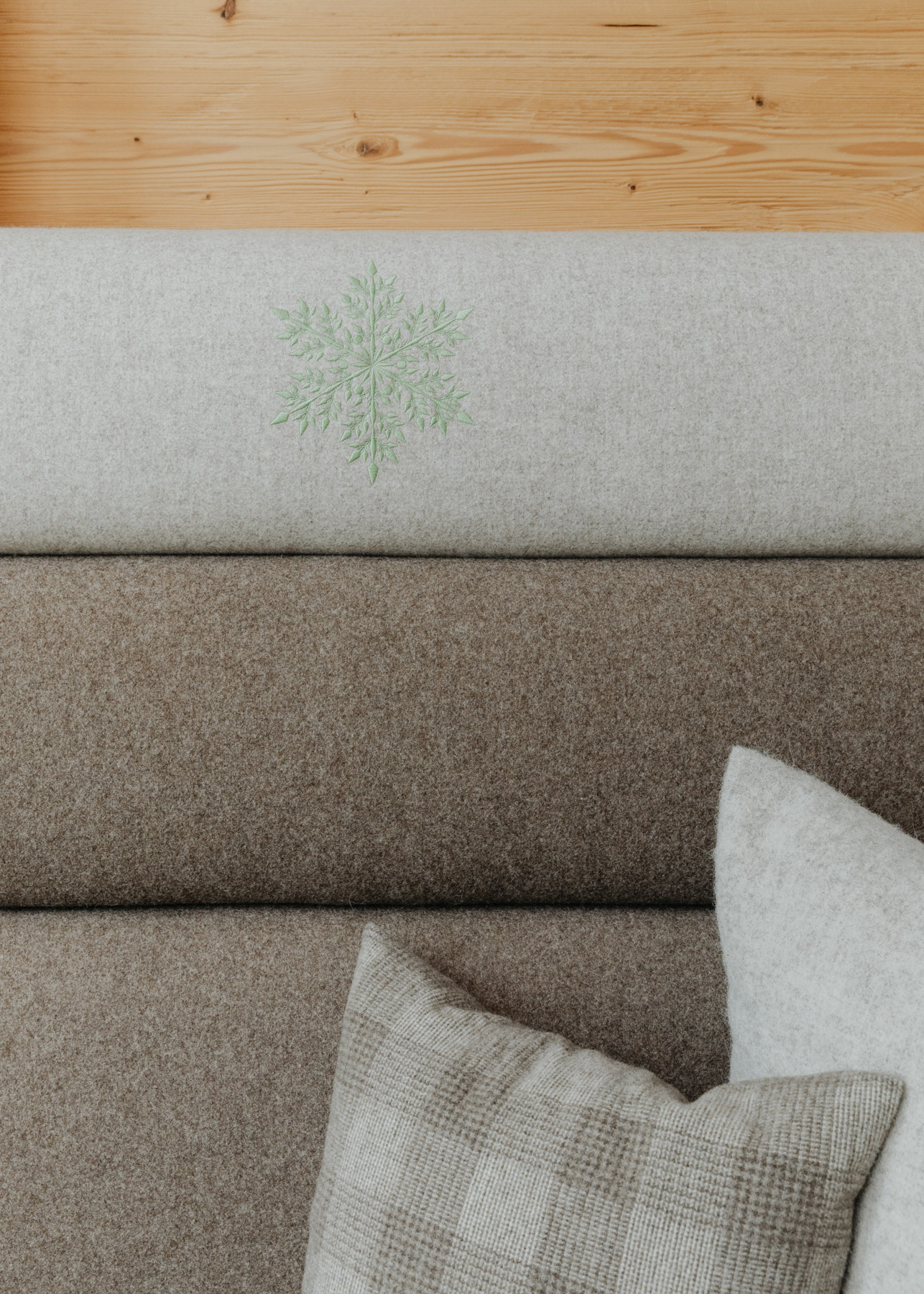 Detailansicht einer gepolsterten Wand mit Sofa und Kissen