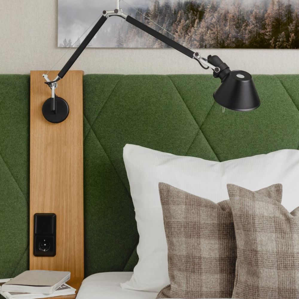 Moodbild mit grünem Bezugsstoff im Schlafzimmer